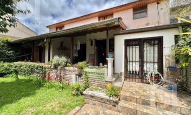 Casa de 3 ambientes zona Los Pinares en VENTA
