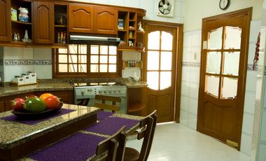 SE VENDE AMPLIA CASA EN EL SECTOR DE BAVARIA, SANTA MARTA