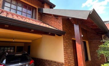 EXCELENTE CASA CENTRICA DE DOS PLANTA EN VENTA CON ESCRITURA
