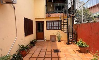 EXCELENTE CASA CENTRICA DE DOS PLANTA EN VENTA CON ESCRITURA