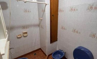 EXCELENTE CASA CENTRICA DE DOS PLANTA EN VENTA CON ESCRITURA