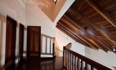 EXCELENTE CASA CENTRICA DE DOS PLANTA EN VENTA CON ESCRITURA