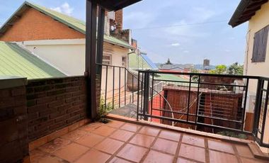EXCELENTE CASA CENTRICA DE DOS PLANTA EN VENTA CON ESCRITURA