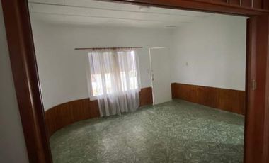 Se vende hermosa casa céntrica con galpón para emprendimiento