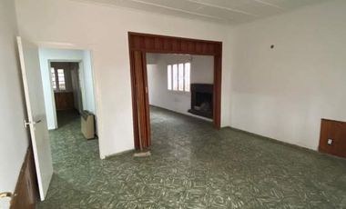 Se vende hermosa casa céntrica con galpón para emprendimiento