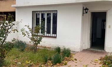 Se vende hermosa casa céntrica con galpón para emprendimiento