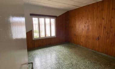 Se vende hermosa casa céntrica con galpón para emprendimiento