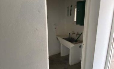 Se vende hermosa casa céntrica con galpón para emprendimiento