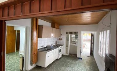 Se vende hermosa casa céntrica con galpón para emprendimiento