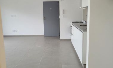 EXCELENTE DEPARTAMENTO  CON COCHERA CUBIERTA AUREO CAÑON 3 DE FEBRERO 190 SAN FERNANDO