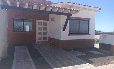 CASA NUEVA DE UNA SOLA PLANTA EN FRACCIONAMIENTO CON AMENIDADES DE LUJO