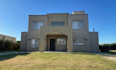 Alquiler de casa amoblada en el Barrio Santa Juana-  Canning