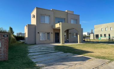Alquiler de casa amoblada en el Barrio Santa Juana-  Canning
