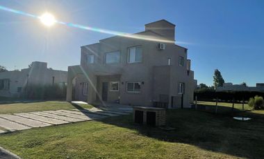 Alquiler de casa amoblada en el Barrio Santa Juana-  Canning