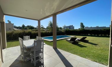 Alquiler de casa amoblada en el Barrio Santa Juana-  Canning