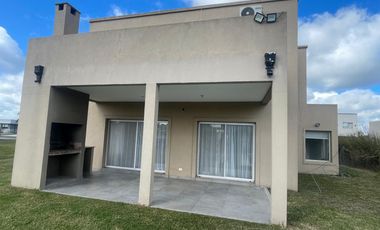 Alquiler de casa amoblada en el Barrio Santa Juana-  Canning