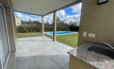 Alquiler de casa amoblada en el Barrio Santa Juana-  Canning
