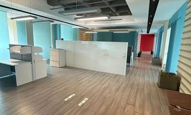 Amplia oficina acondicionada en Venta de 425m2 edificio en Valle Oriente