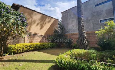 CASA EN VENTA TOTALMENTE AMUEBLADA.