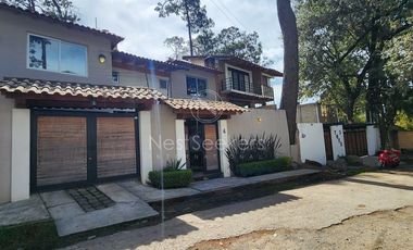 CASA EN VENTA TOTALMENTE AMUEBLADA.