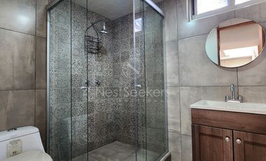 CASA EN VENTA TOTALMENTE AMUEBLADA.
