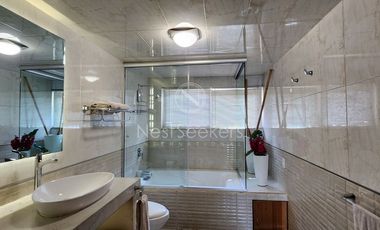 CASA EN VENTA TOTALMENTE AMUEBLADA.