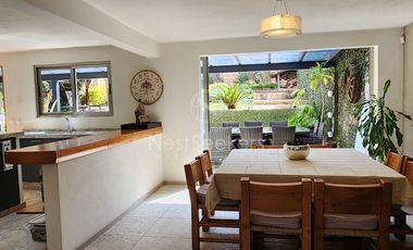 CASA EN VENTA TOTALMENTE AMUEBLADA.