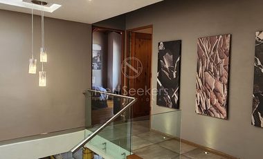 CASA EN VENTA TOTALMENTE AMUEBLADA.