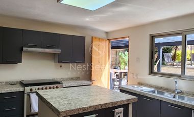 CASA EN VENTA TOTALMENTE AMUEBLADA.