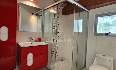 CASA EN VENTA TOTALMENTE AMUEBLADA.