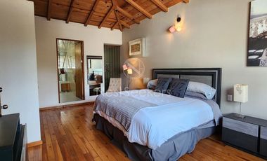 CASA EN VENTA TOTALMENTE AMUEBLADA.