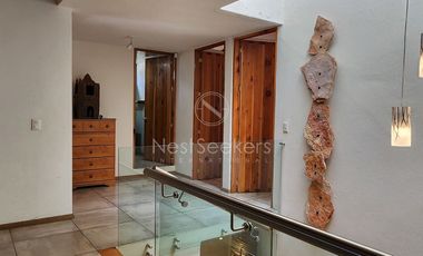 CASA EN VENTA TOTALMENTE AMUEBLADA.