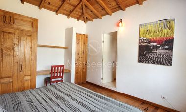 CASA EN VENTA TOTALMENTE AMUEBLADA.