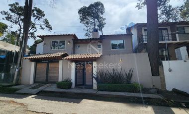 CASA EN VENTA TOTALMENTE AMUEBLADA.