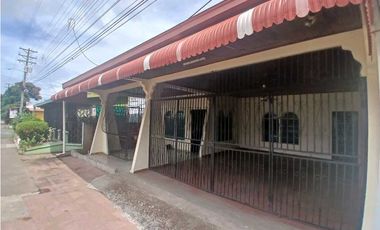 ALQUILO CASA EN CHITRE, CERCA AL PARQUE UNION - DISPONIBLE 10 DE MARZO