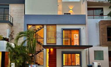 OPORTUNIDAD CASA EN VENTA EN CANCUN 4 RECAMARAS, UNA EN PB. CTO DE SERVICIO CON BAÑO