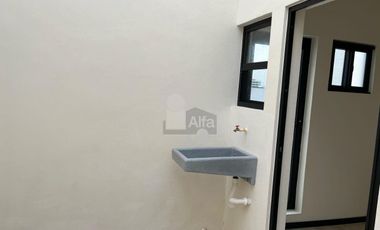 OPORTUNIDAD CASA EN VENTA EN CANCUN 4 RECAMARAS, UNA EN PB. CTO DE SERVICIO CON BAÑO