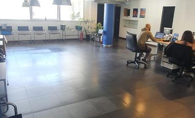 VENDO GRAN OFICINA EN ZONA MACROCENTRO - EDIFICIO DE CATEGORIA CON SUM Y TERRAZA