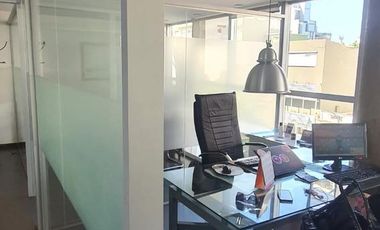 VENDO GRAN OFICINA EN ZONA MACROCENTRO - EDIFICIO DE CATEGORIA CON SUM Y TERRAZA