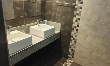 VENDO GRAN OFICINA EN ZONA MACROCENTRO - EDIFICIO DE CATEGORIA CON SUM Y TERRAZA