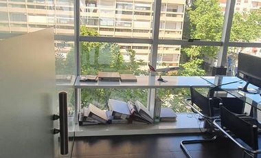 VENDO GRAN OFICINA EN ZONA MACROCENTRO - EDIFICIO DE CATEGORIA CON SUM Y TERRAZA