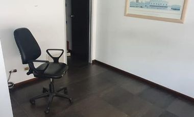 VENDO GRAN OFICINA EN ZONA MACROCENTRO - EDIFICIO DE CATEGORIA CON SUM Y TERRAZA