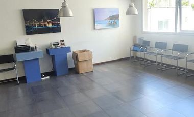 VENDO GRAN OFICINA EN ZONA MACROCENTRO - EDIFICIO DE CATEGORIA CON SUM Y TERRAZA