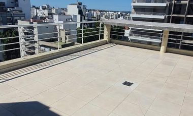 VENDO GRAN OFICINA EN ZONA MACROCENTRO - EDIFICIO DE CATEGORIA CON SUM Y TERRAZA