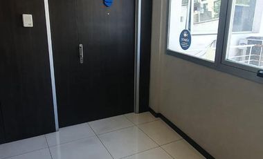 VENDO GRAN OFICINA EN ZONA MACROCENTRO - EDIFICIO DE CATEGORIA CON SUM Y TERRAZA