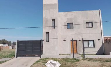 Casa en venta - 2 Dormitorios 2 Baños - Cocheras - 360Mts2 - Bragado