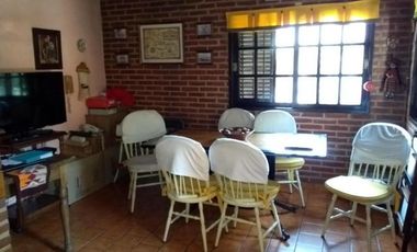 CHALET DE 5 AMB CON JARDIN Y COCHERA PASANTE .