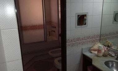 CHALET DE 5 AMB CON JARDIN Y COCHERA PASANTE .