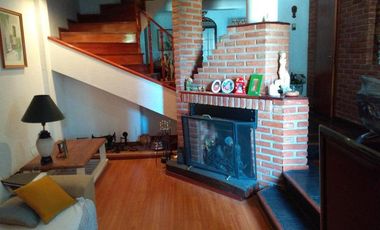 CHALET DE 5 AMB CON JARDIN Y COCHERA PASANTE .