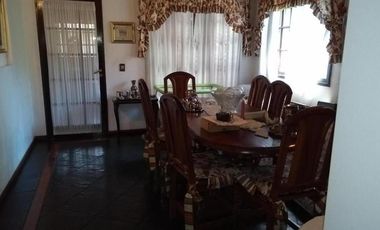 CHALET DE 5 AMB CON JARDIN Y COCHERA PASANTE .